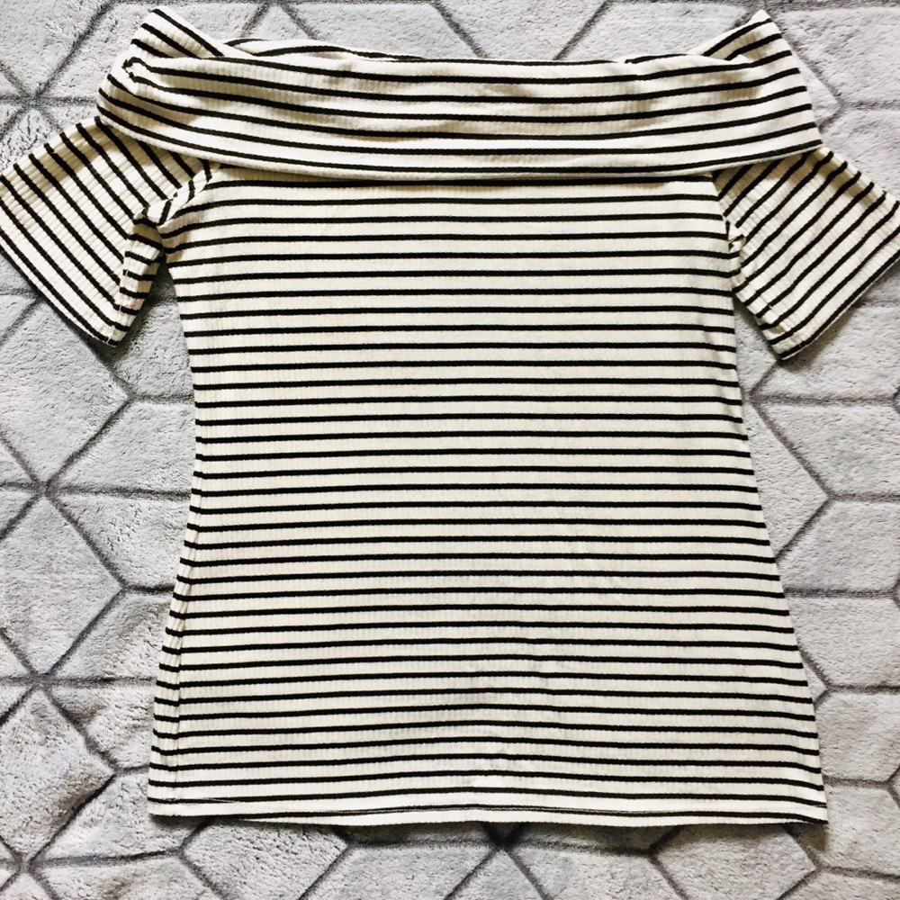 Harlow’s & Graham - Ribbed Off The Shoulder Tee - Picture 2 of 6
